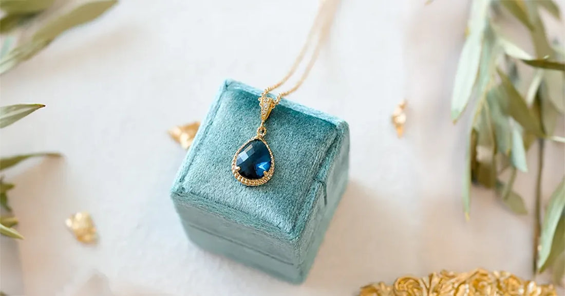 Bijou de mariée bleu délicat sur fond doux – tradition du mariage 2025, Atelier Sarah Aime