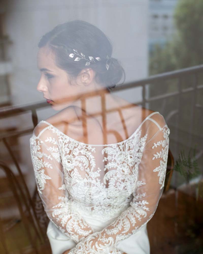 Bijou de tête mariage – modèle Vigna, feuillage et perles, fait main par Atelier Sarah Aime