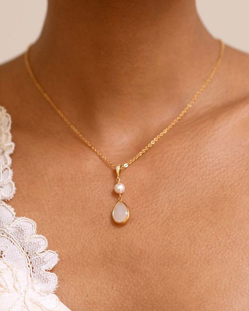 Collier mariée perle blanche et goutte opale