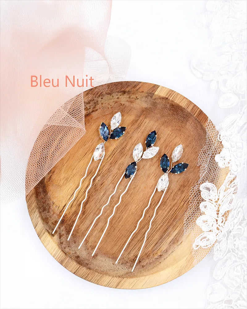 Pics à chignon mariage – modèle Liam x3, perles et cristaux, création artisanale Atelier Sarah Aime
bleu