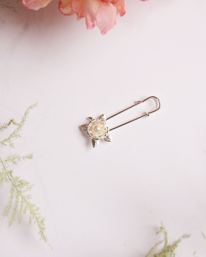 Attache Traine fleur – Bijou fleur mariage - Atelier Sarah Aime