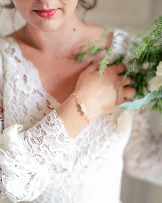 Bracelet de mariée Camillia – perles nacrées ivoire pour poignet élégant