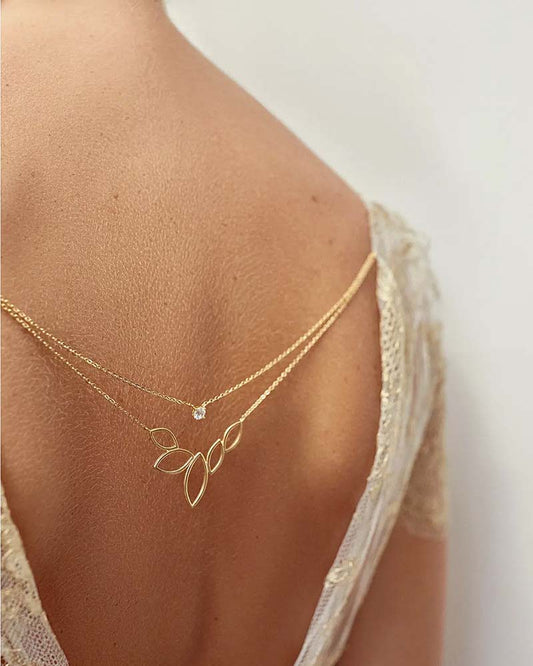bijou de dos Leandra porté sur robe de mariée dos nu