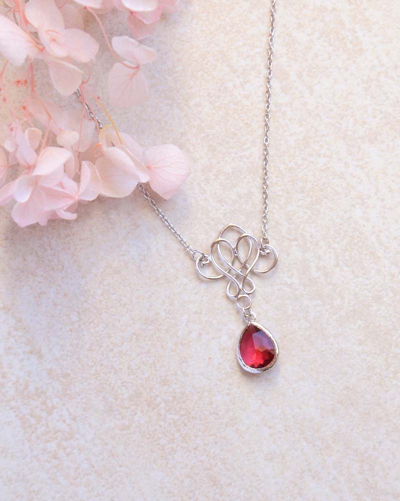 Collier de mariée rubis avec pierre bleue – création française Atelier Sarah Aime