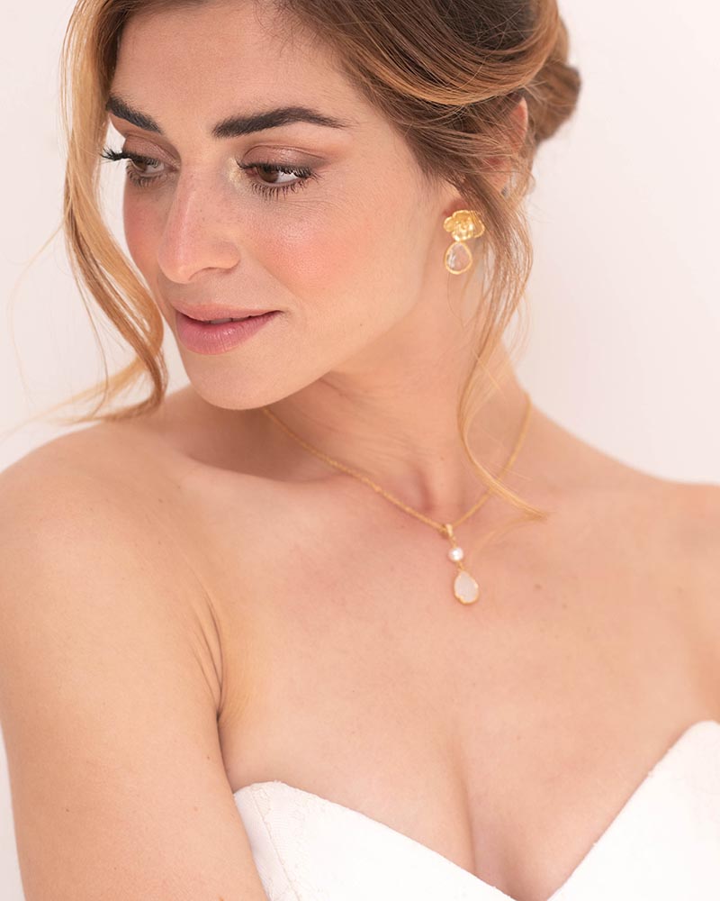 Collier mariée perle blanche et goutte opale