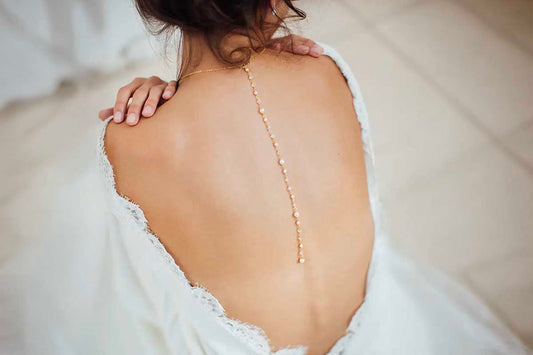 Pourquoi le bijou de dos est devenu un incontournable de la mariée moderne