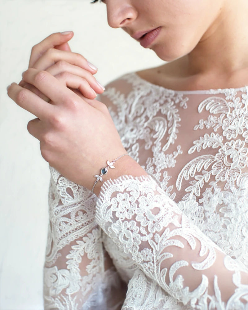 Bracelet de mariée Catnys – pierre bleu sur chaîne fine pour mariage raffiné
