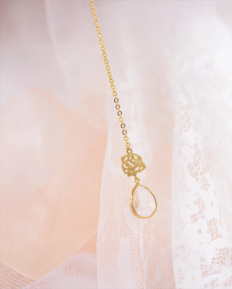 Collier de dos Rosy – bijou fleur et cristaux pour robe dos nu mariée

