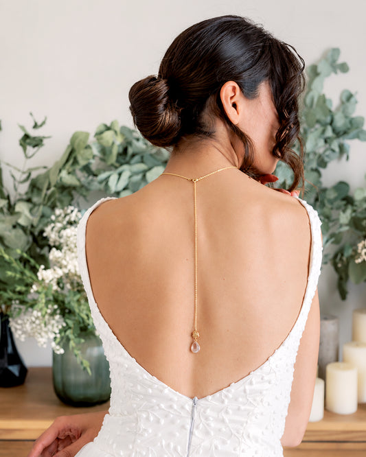 Rosy – Bijou de Dos Mariée Rose Élégante