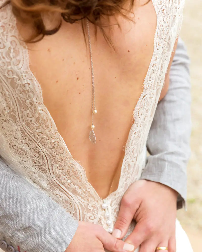 Bijou de dos Clyde – perle et plume pour robe de mariée

