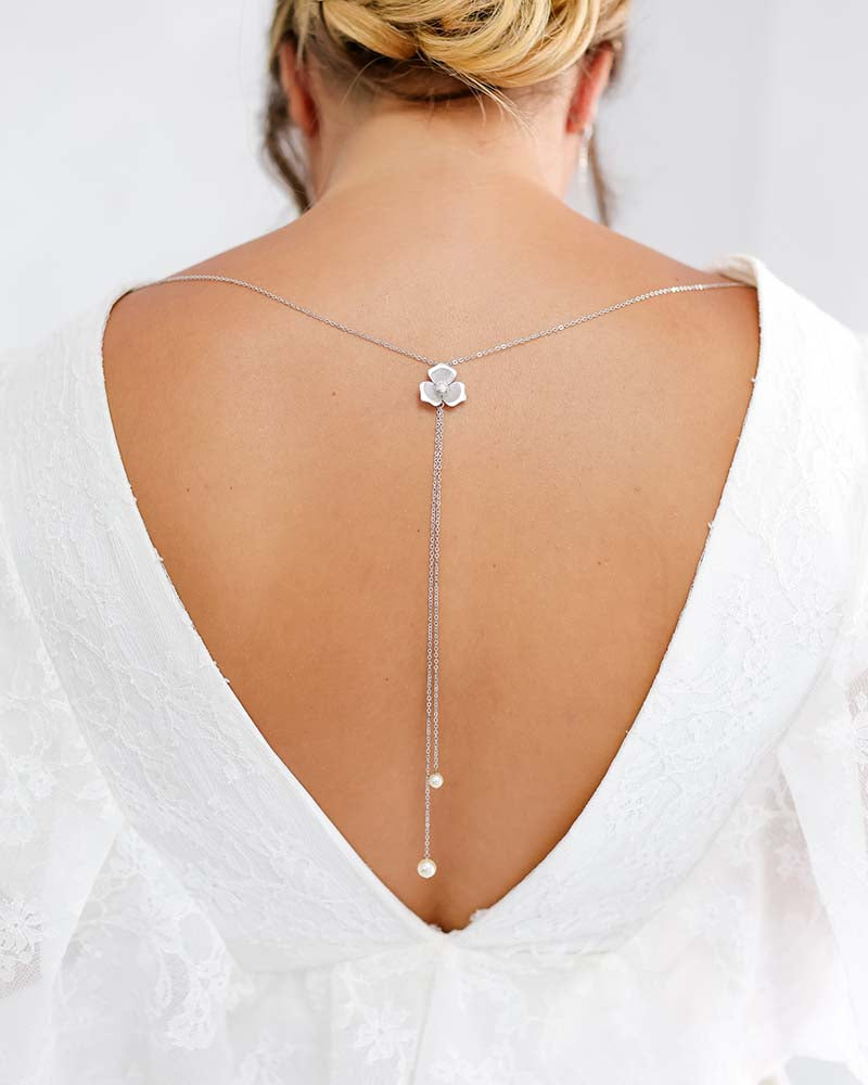 Bijou de robe Naelle – chaînettes et cristaux pour robe mariée

