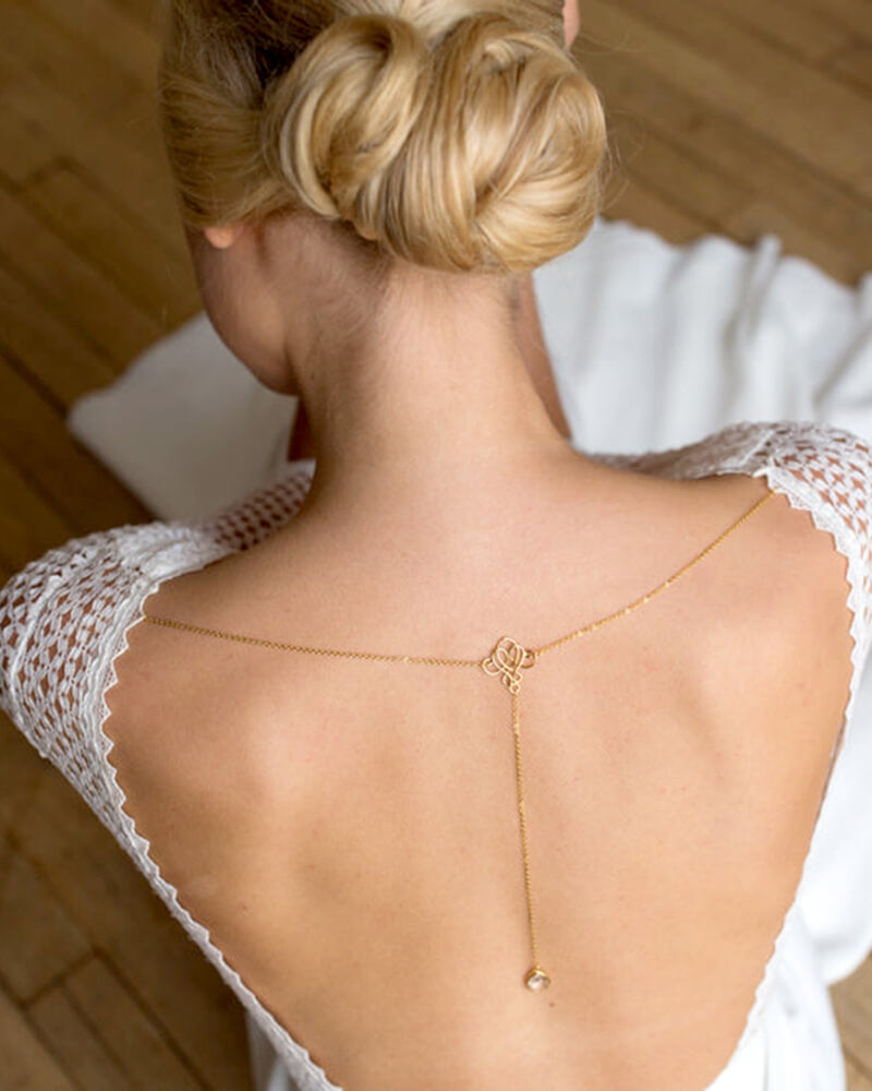 Bijou de dos Nila – pendentif cristal discret pour mariée

