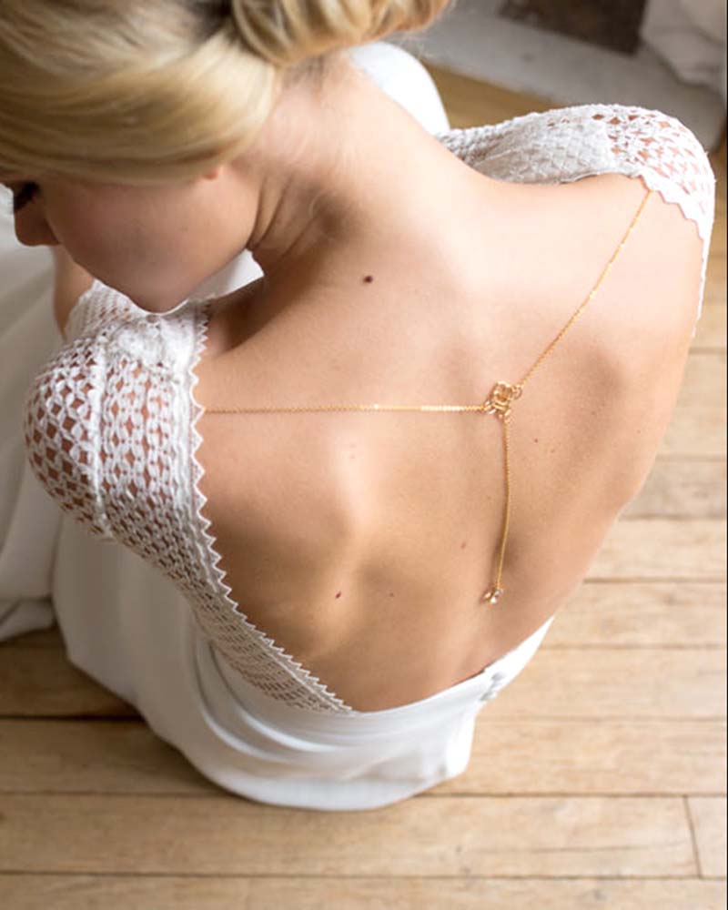 Bijou de dos Nila – pendentif cristal discret pour mariée


