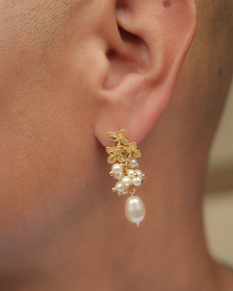 Boucles d’oreilles de mariée Éléa avec perles et fleurs de myosotis, création Atelier Sarah Aime.