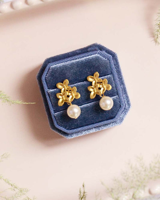 Boucles d'oreilles mariée – modèle Nina, perles et feuillage, création artisanale Atelier Sarah Aime

