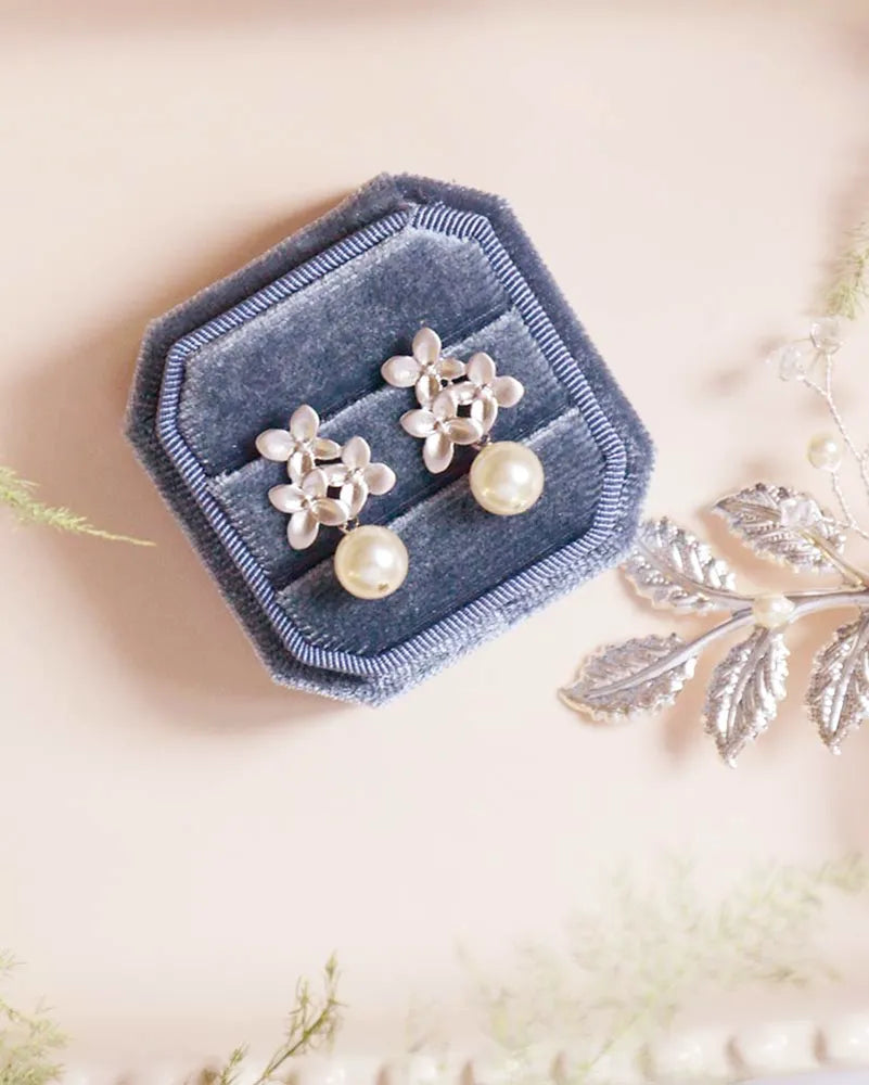 Boucles d'oreilles mariée – modèle Nina, perles et feuillage, création artisanale Atelier Sarah Aime

