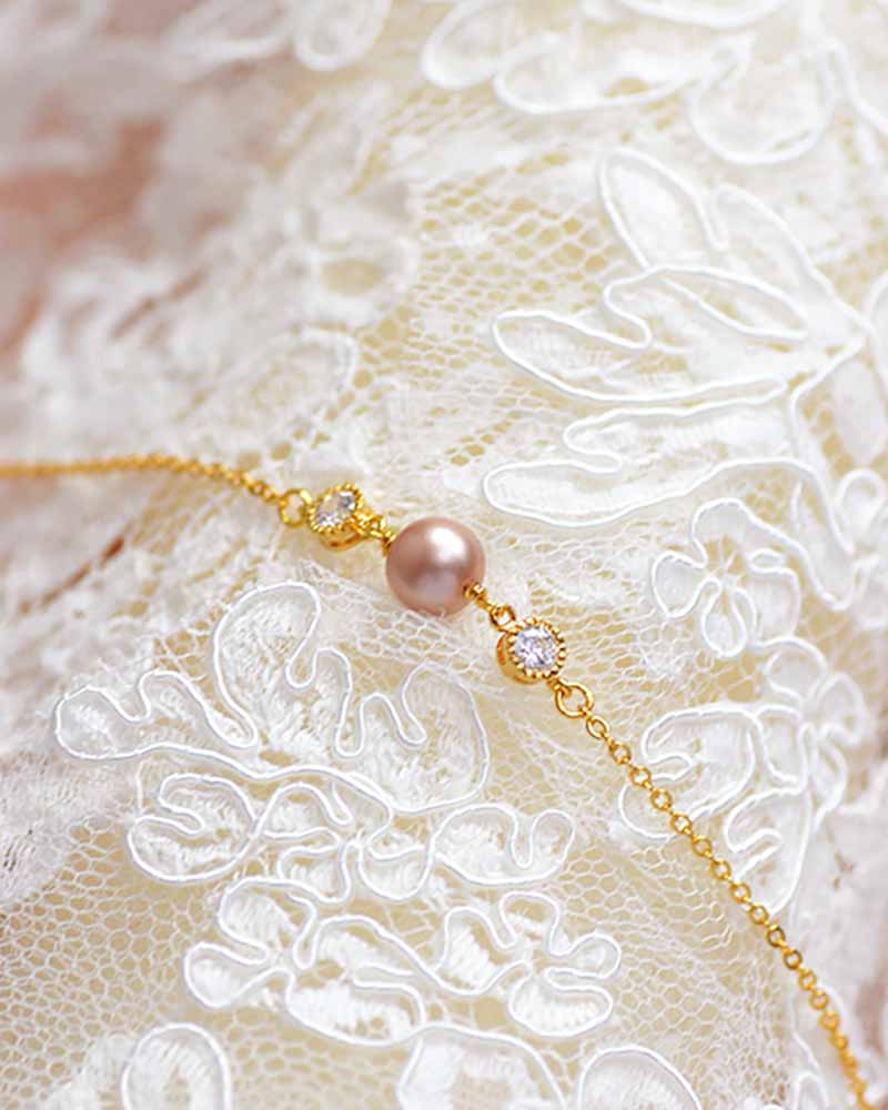 Bracelet de mariée Manohe – perles nacrées vieux rose pour poignet mariage élégant

