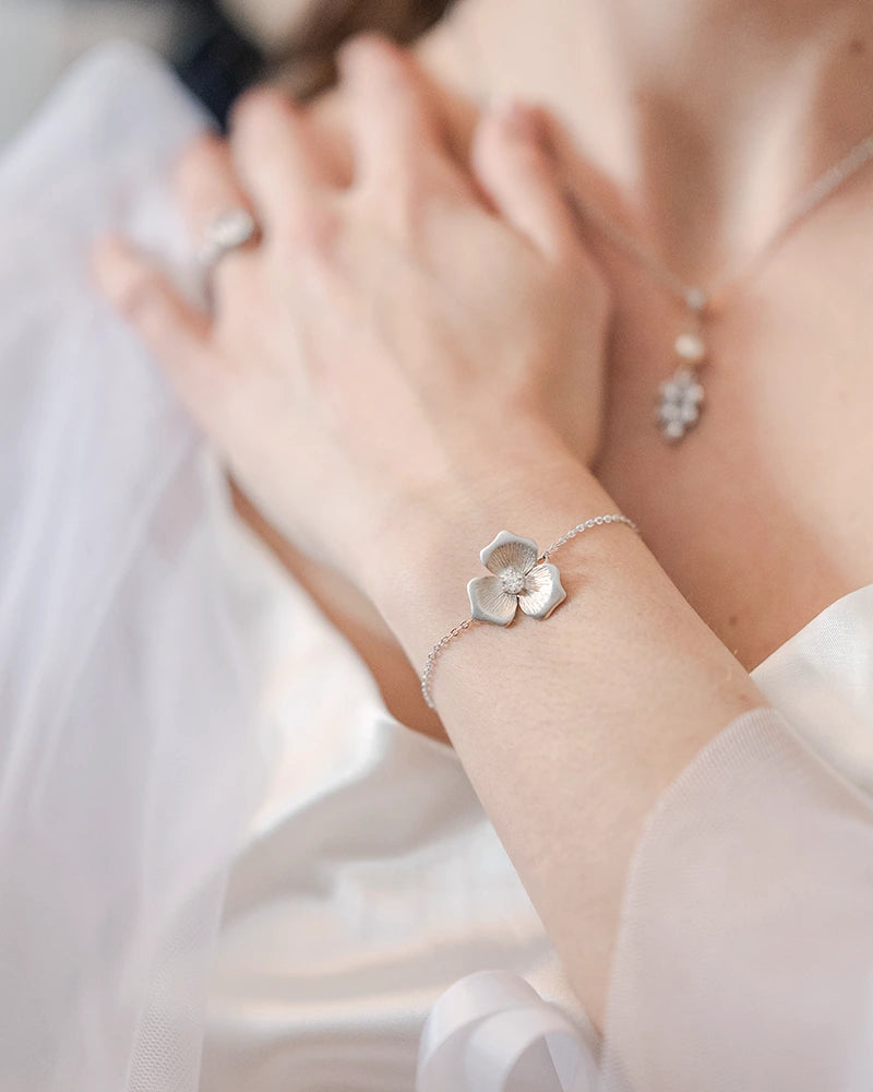 Bracelet de mariée Maceline –  Bijou mariée fleur et cristal pour mariage élégant

