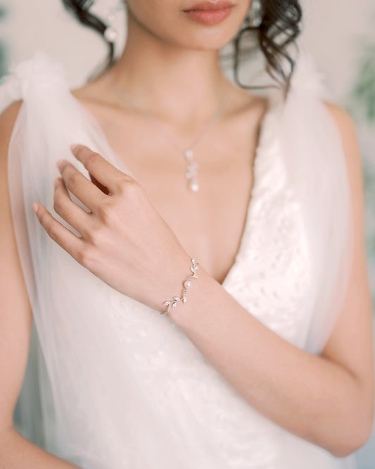 Bracelet de mariée Jalane – perle nacrée Blanche pour poignet mariage raffiné
