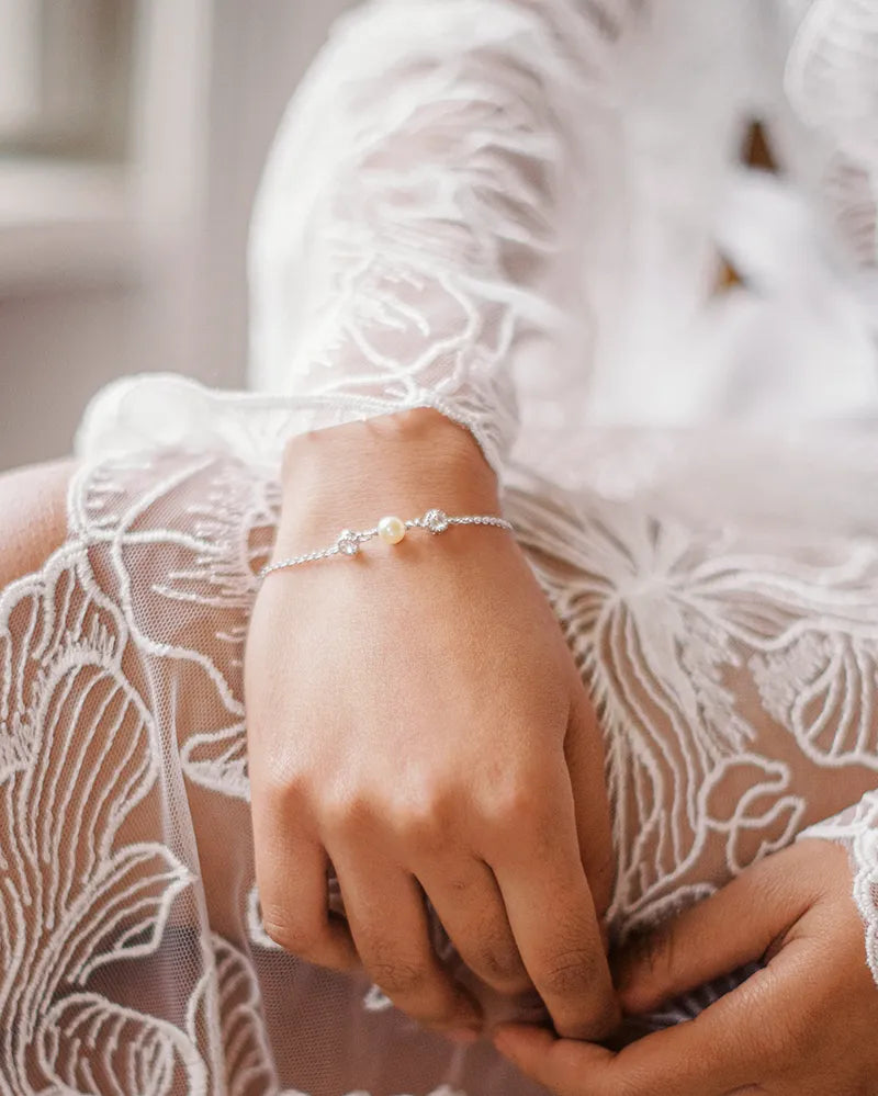 Bracelet de mariée Manohe – perles nacrées ivoire pour poignet mariage élégant
