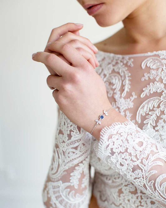 Bracelet de mariée Catnys – pierre bleue sur chaîne fine pour mariage raffiné
