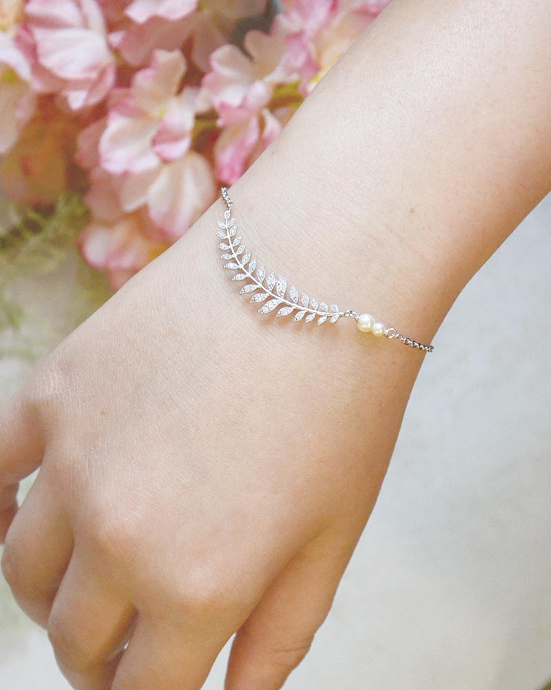 Bracelet de mariée Elawan – perles nacrées ivoire sur chaîne fine pour mariage raffiné

