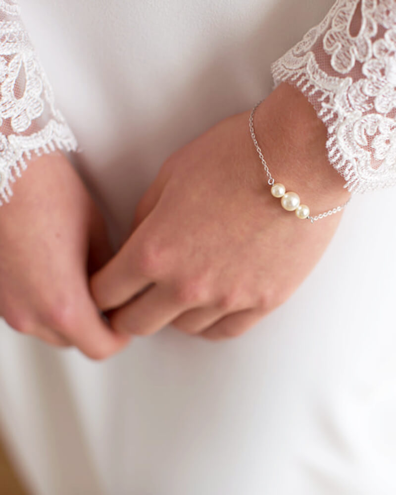 Bracelet de mariée Camillia – perles nacrées ivoire pour poignet élégant