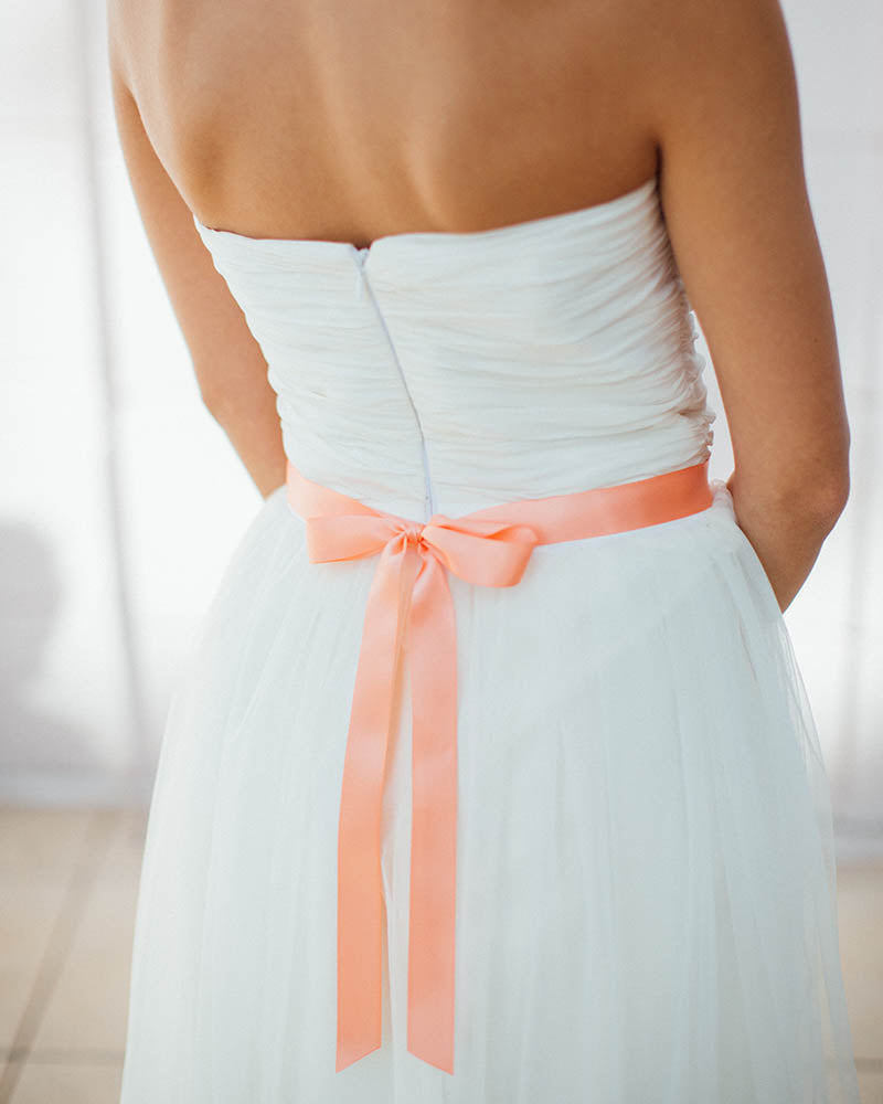 Ceinture de mariée Leavy – motif floral doré sur ruban fushia


