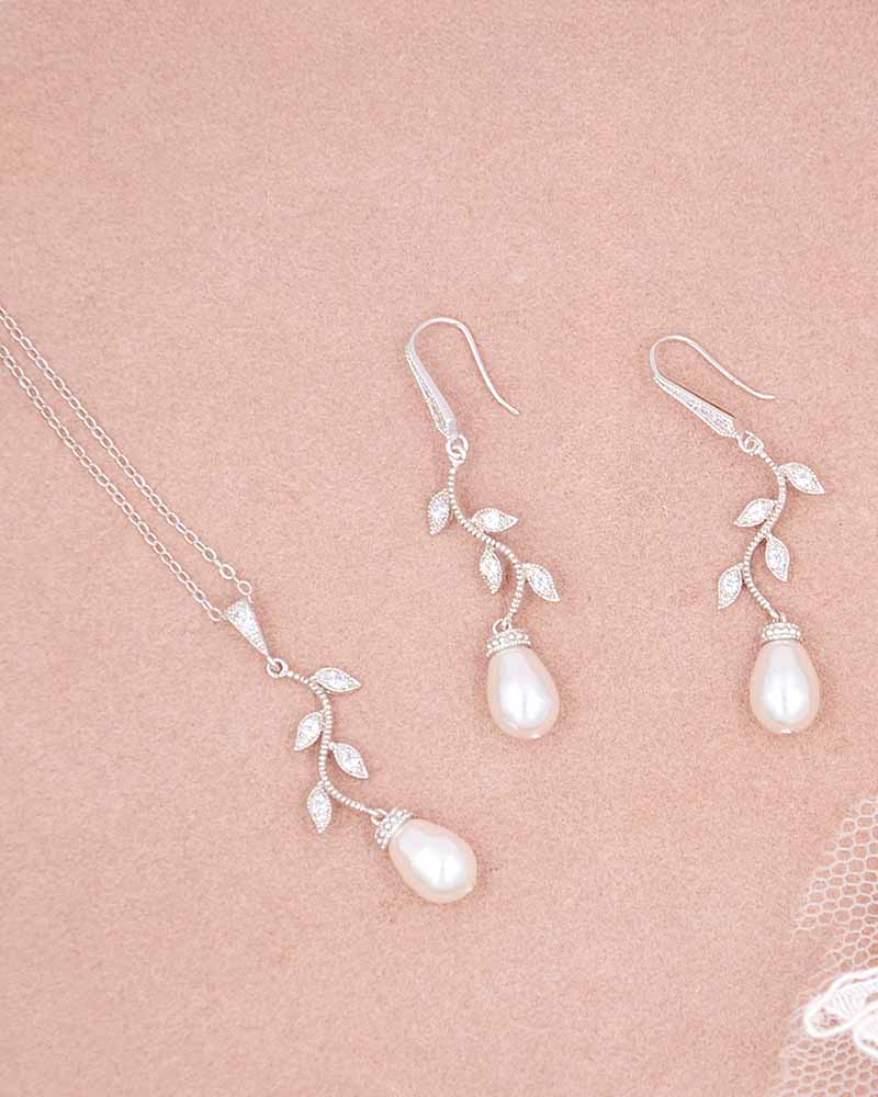 Boucles d’oreilles mariée Jalane – motif flocon, création française Atelier Sarah Aime  