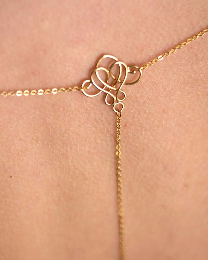 Bijou de dos Nila – pendentif cristal discret pour mariée

