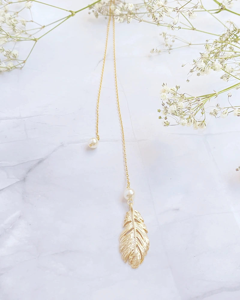 Bijou de dos Clyde – perle et plume pour robe de mariée

