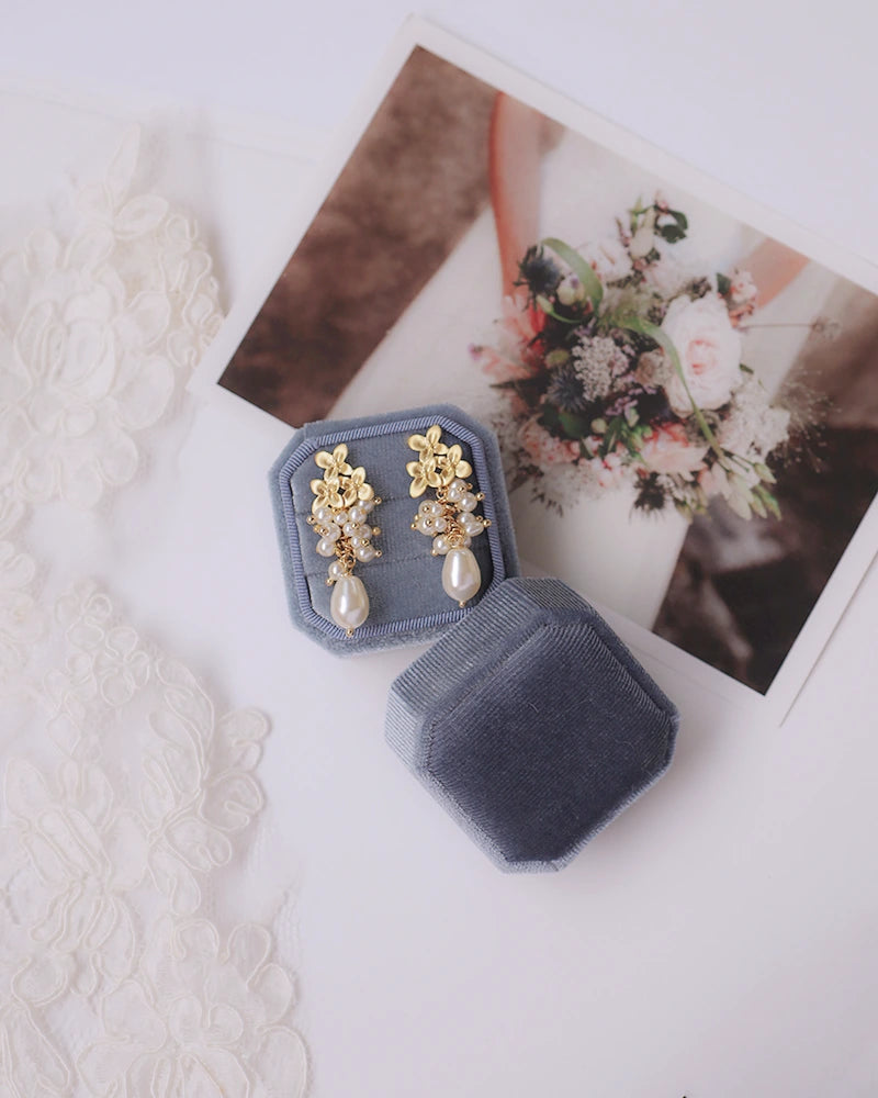 Boucles d’oreilles de mariée Éléa avec perles et fleurs de myosotis, création Atelier Sarah Aime.
