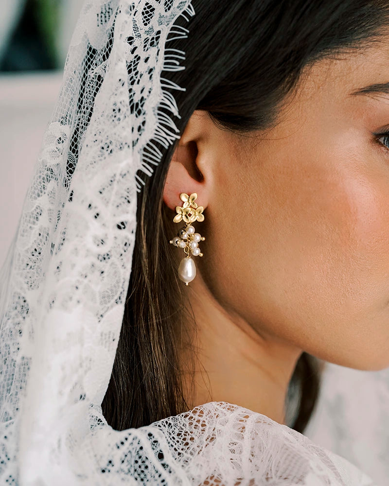 Boucles d’oreilles de mariée Éléa avec perles et fleurs de myosotis, création Atelier Sarah Aime.