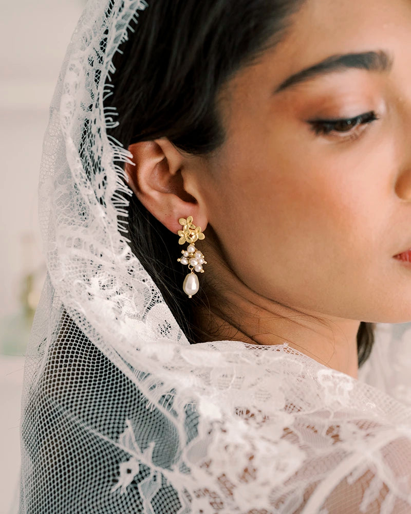 Éléa – Boucles d’oreilles perles et myosotis