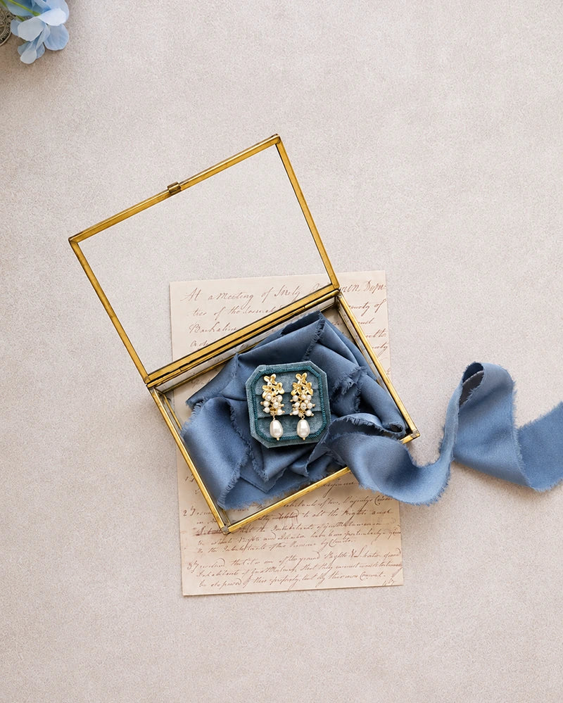 Boucles d’oreilles de mariée Éléa avec perles et fleurs de myosotis, création Atelier Sarah Aime.