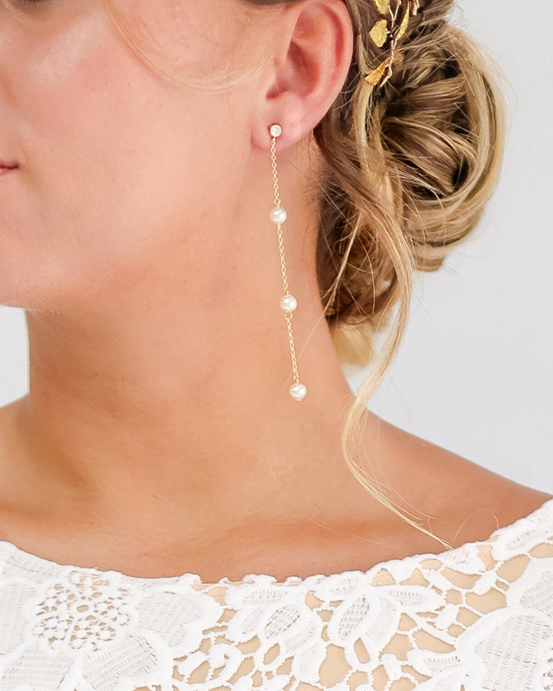 Boucles d’oreilles mariée pendantes perles Éolia portées avec chignon