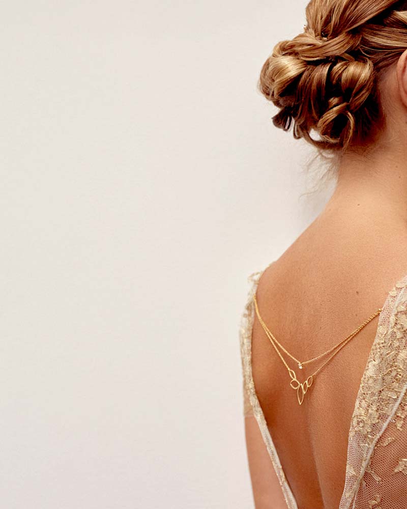 bijou de dos Leandra porté sur robe de mariée dos nu