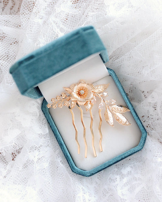 Peigne de mariée doré Soléane avec motif floral, feuilles dorées et perles nacrées