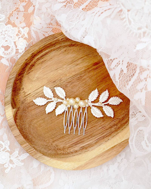 Peigne de mariée perlé – modèle Maiwen, création artisanale Atelier Sarah Aime

