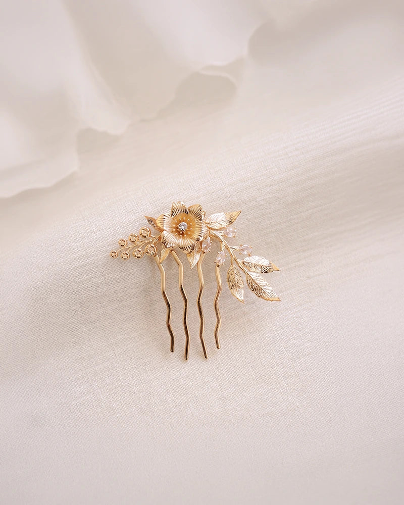 Peigne de mariée doré Soléane avec motif floral, feuilles dorées et perles nacrées