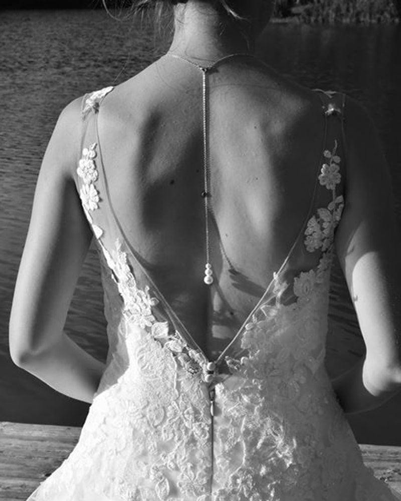 collier de dos Maiwen délicat sur robe de mariée