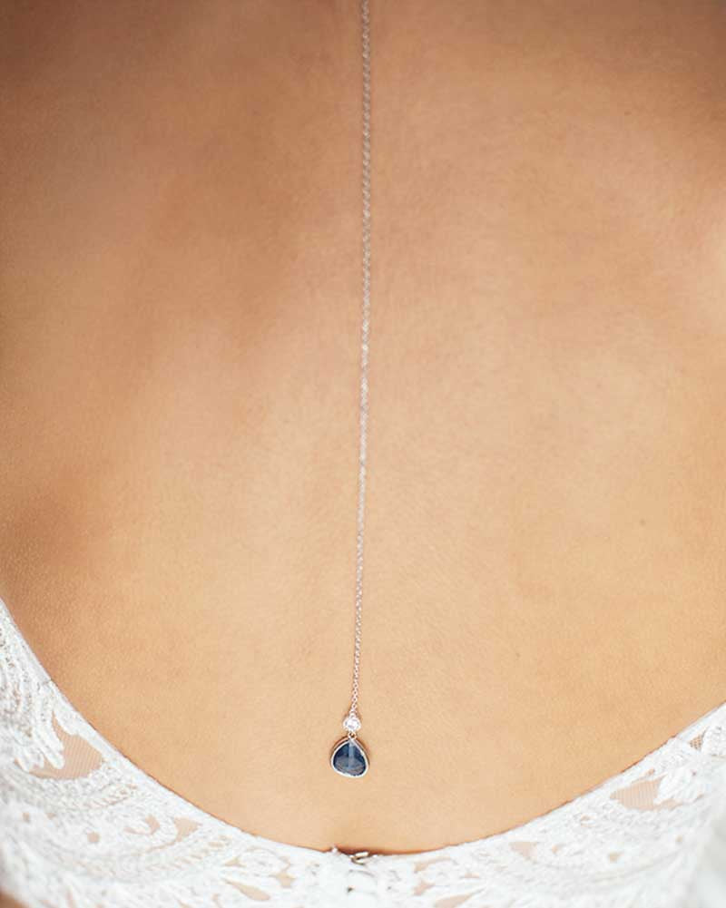Bijou de dos Gepsy – pendentif bleu foncé élégant pour robe dos nu

