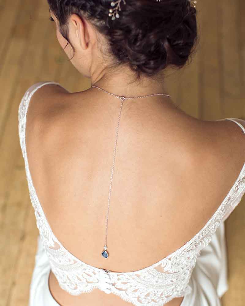Bijou de dos Gepsy – pendentif bleu foncé élégant pour robe dos nu
