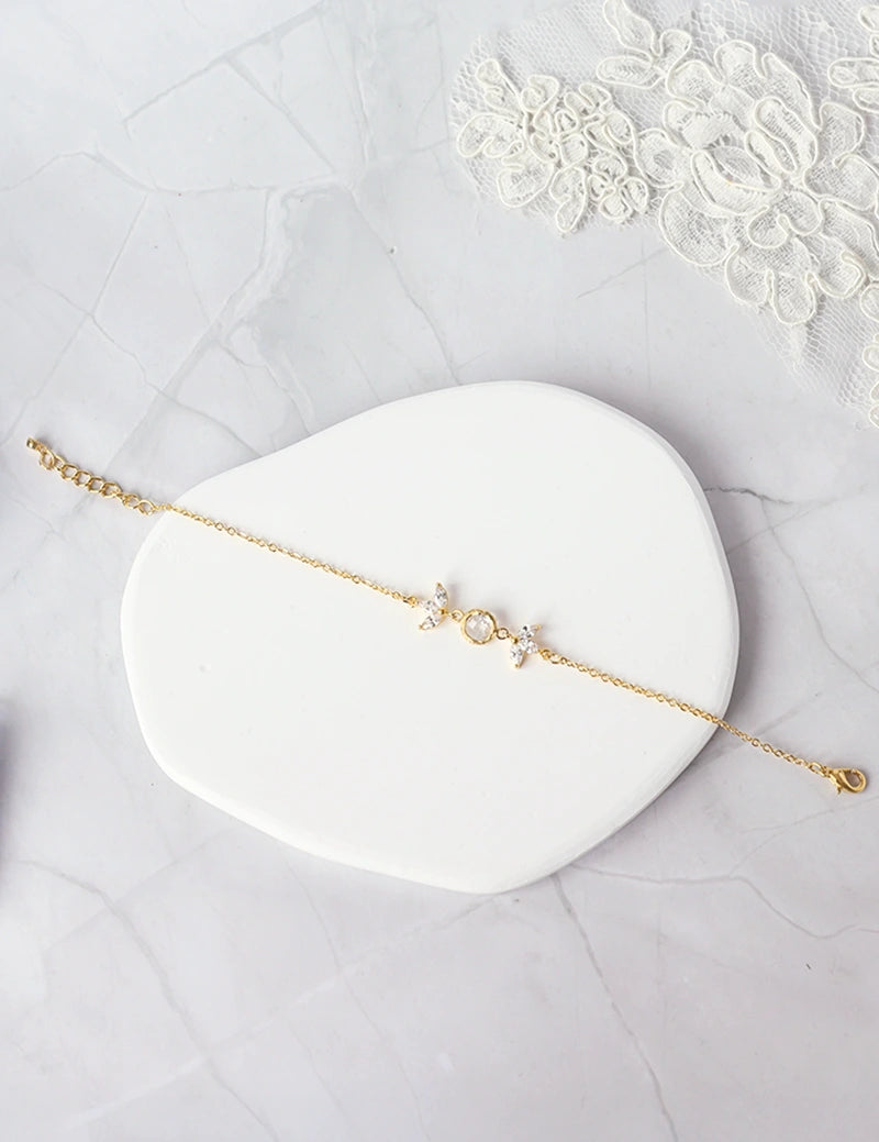 Bracelet de mariée Catnys – pierre bleu sur chaîne fine pour mariage raffiné
