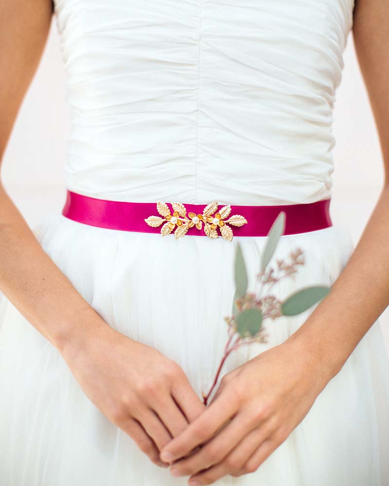 Ceinture de mariée Leavy – motif floral doré sur ruban fuchsia

