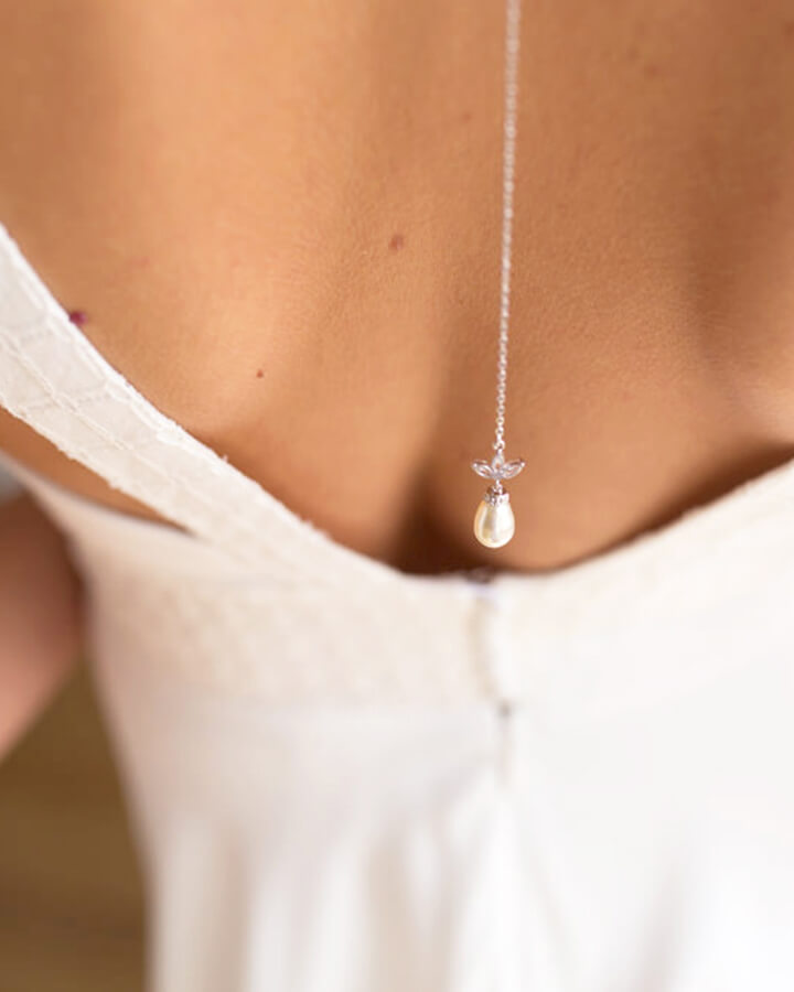 Bijou de dos Kate avec perle et cristal – création française Atelier Sarah Aime

