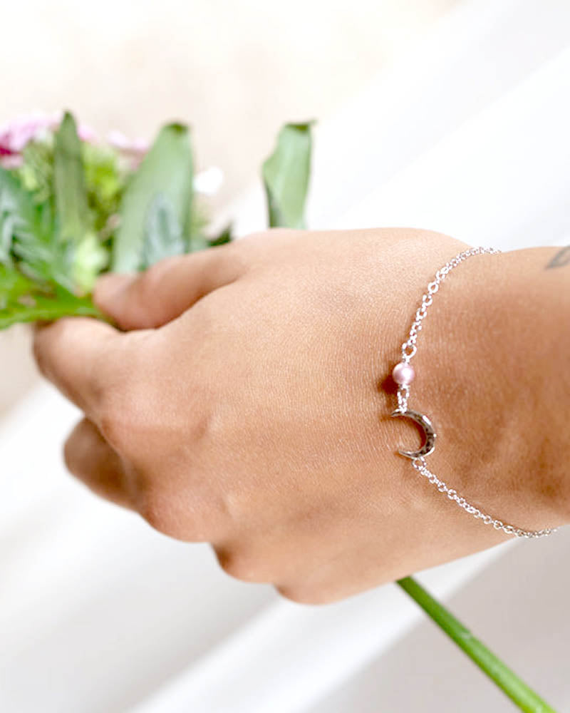 Bracelet de mariée Luna – perle nacrée ivoire suspendue sur chaîne fine
